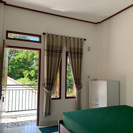Bertus Guesthouse Лабуан-Бахо Экстерьер фото