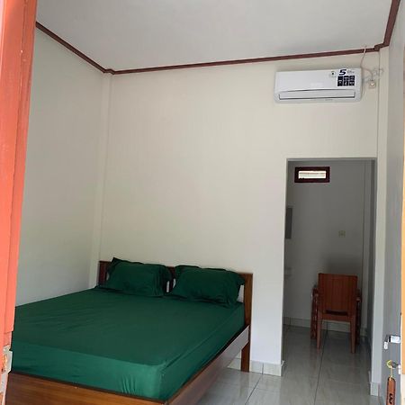 Bertus Guesthouse Лабуан-Бахо Экстерьер фото
