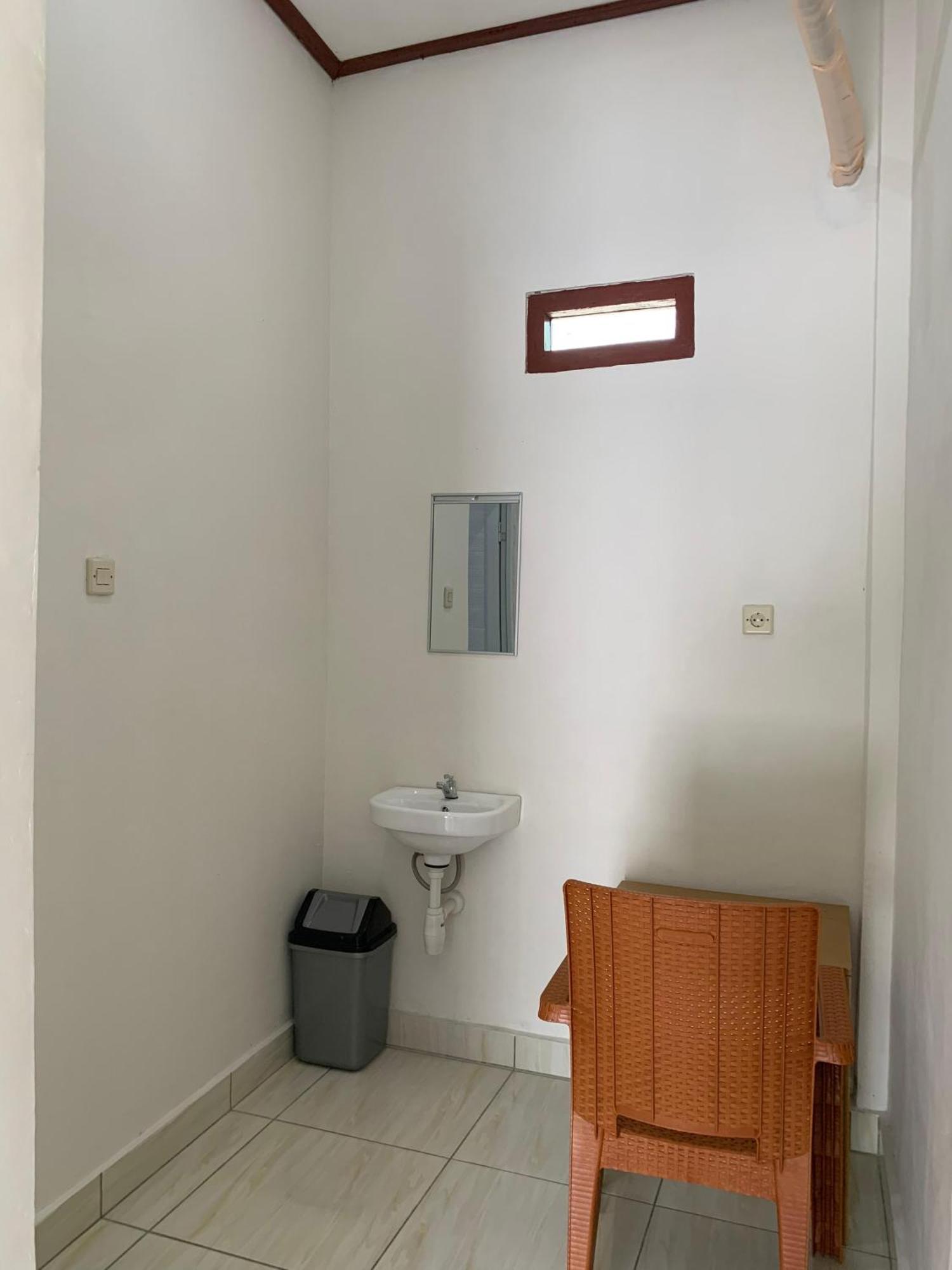 Bertus Guesthouse Лабуан-Бахо Экстерьер фото